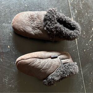 Kina chocolate sheepskin slippers 2-3 years